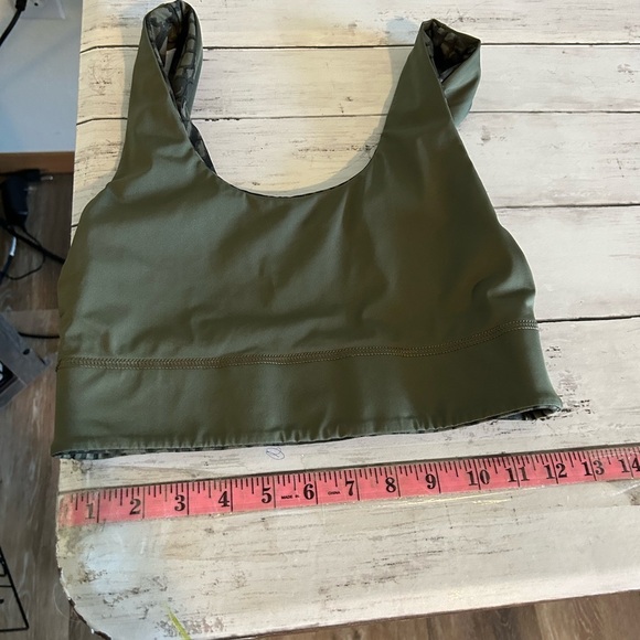 Fabletics Sports Bra Women's Medium Green
Reversible Animal Print Solid - Picture 5 of 6